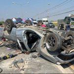 สลด! กระบะเฉี่ยวชนกัน จนเสียหลักชนเสาไฟ พลิกคว่ำ ดับ 1 เจ็บ 2