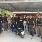 รวบแล้ว มือมีดฆ่าหนุ่ม 22 ปาดคอคาร้านน้ำผลไม้ ตำรวจคุมตัวทำแผนฯ