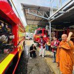 พระอาจารย์แดง อธิษฐานจิต น้ำในรถดับเพลิง ฉีดน้ำสงกรานต์ บริการประชาชน