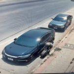 กลางวันยังกล้า! โจรขับกระบะ ขโมยถอดล้อรถเก๋ง 2 วง หน้าร้านคาร์แคร์