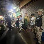 ชาวบ้านร้อง ต่างด้าวขายของหน้าร้านแย่งอาชีพคนไทย! เจ้าหน้าที่บุกตรวจตลาดเจ้าพรหม จับ 9 ราย