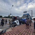 วงจรปิดบันทึกภาพวินาที รถบรรทุกพ่วงชนรถยนต์เก๋งกลางสี่แยก เสียชีวิต2 ราย