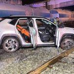 ระทึก! เก๋งตาม GPS ข้ามทางรถไฟไม่พ้น ถูกขบวนรถไฟบรรทุกปูนเฉี่ยว รอดหวุดหวิด